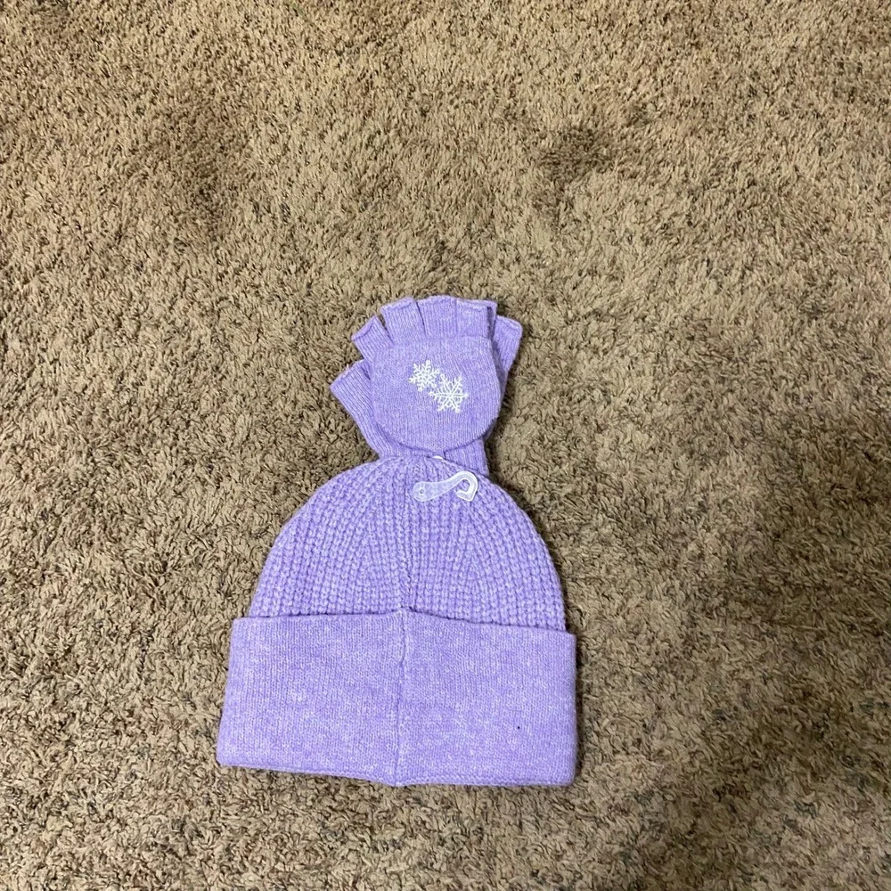 NWT Womens Lilac Snowflake Beanie and Fingerless Gloves Set Winter Warm Cozy‎